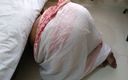 Aria Mia: Paquistanesa madrasta gostosa fica presa enquanto varre debaixo da cama...