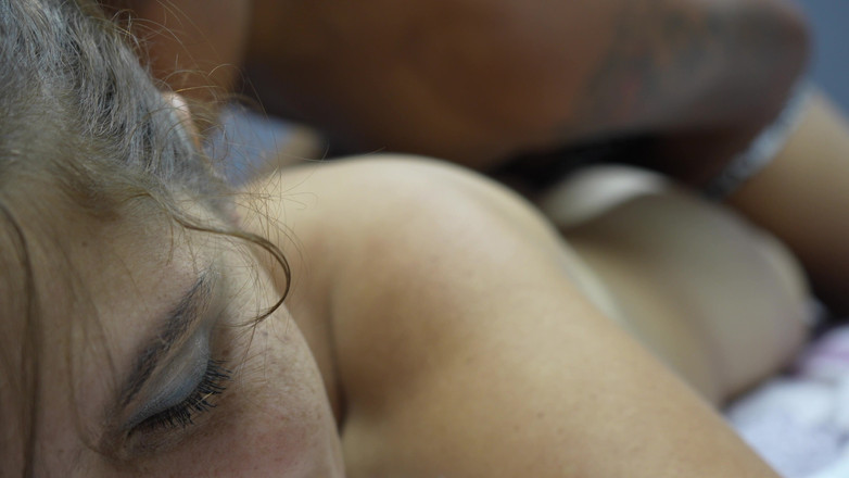 Aly: Massagem e foda para minha madrasta com tesão