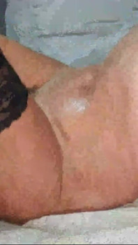 Ho Strofinato a Fondo I Miei Capezzoli Con I Piercing E Massaggiato Le Mie Grandi Tette E La Figa Pelosa Con Molto Olio.