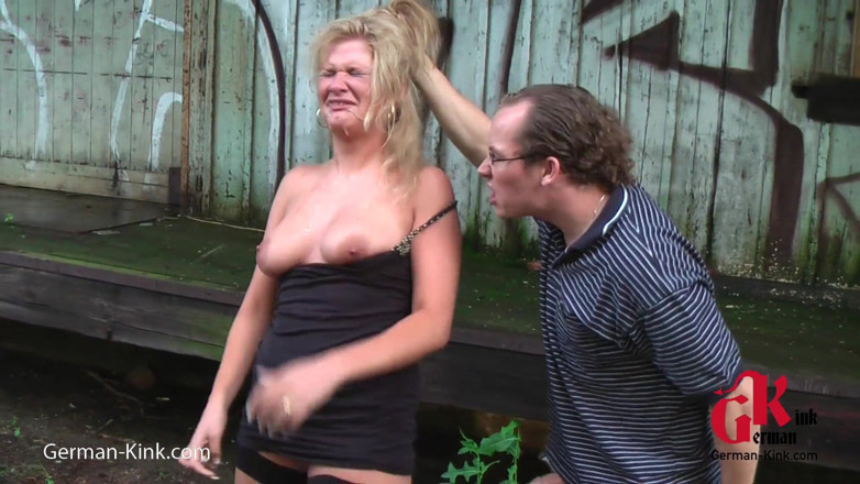 German Kink: Awek blonde dikongkek keras dalam mulutnya di luar rumah