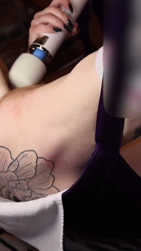 De onderdanige vrouw vuistneuken tot een orgasme en haar vullen met creampie