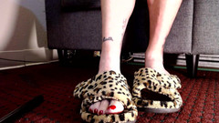 Abby Anna: Toe Wiggling dalam selipar Fuzzy