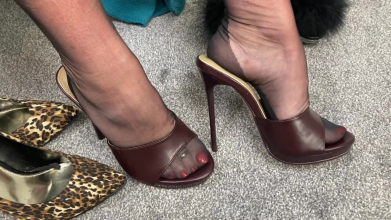 Mr MF: Mrs Mature Feet Wearing Her Original Harmony Points and Doing...