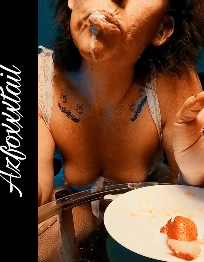 AzFoxxxTailPhelicia: Erdbeeren schlagsahne 2