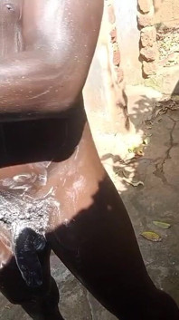 Sorrateira; Para Tomar Banho No Banheiro Ao Ar Livre Do Meu Vizinho Enquanto Eu Fico Com Tesão