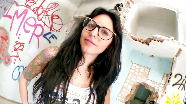 Amaspain: 버려진 폐허에서 섹스하는 스페인 갈색 머리