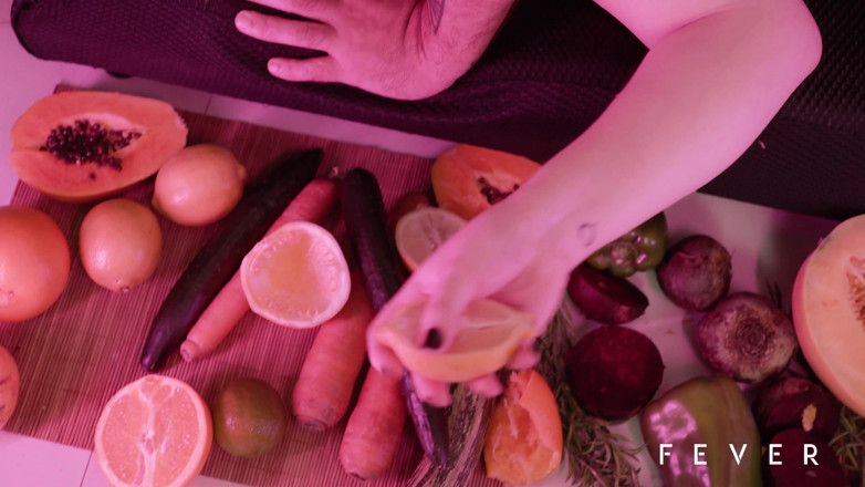 Fever Films: PORNO CU ALIMENTE - roșcată sexy futându-se cu fructe, legume și bărbat...