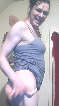 Tonta Millie se prueba bragas para ti