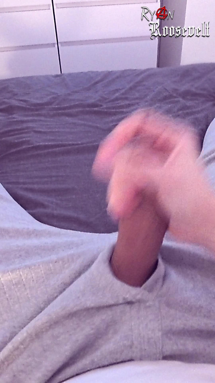 Ryan Roosevelt: ポルノを見ると、素早く欲情したオナニーの後に騒がしい射精が続く