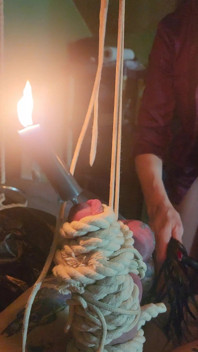 gud garl momabatti ki roshni men gendon ko kore maarti hai piovi