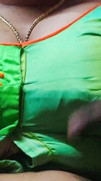 Une prof à gros nichons apprend à son élève « comment baiser » dans une chambre privée