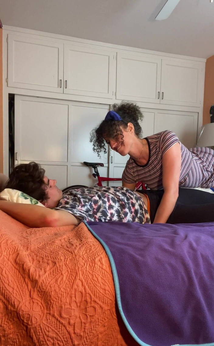 VibeWithMommy: ムラムラしたママが友達と夜を過ごした後、家に帰ってきました。完璧ではありませんが、その本物です