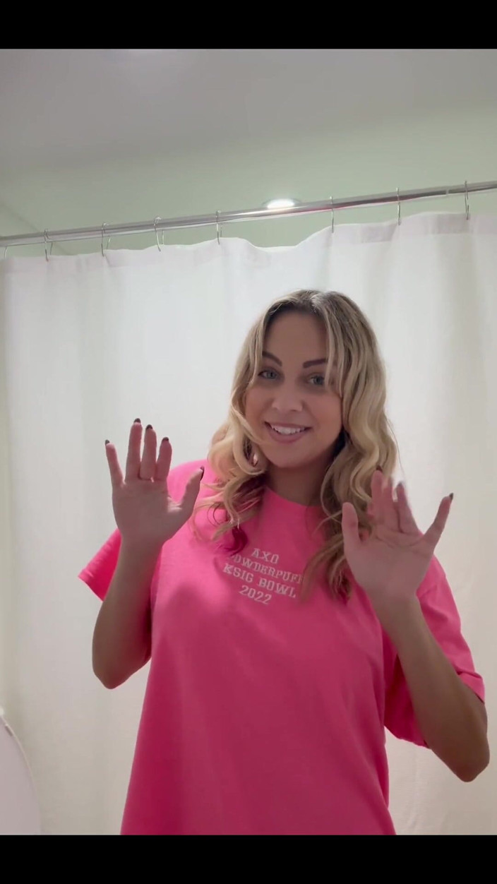 Tiffstreatsxoxo: Standing Over My Guest Bathroom