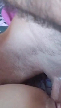 Azjatycka dziewczyna piękna dziewczyna i desi chłopak w sypialni z jego wielkim kutasem w cipce i spermą w ustach