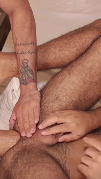 2 gut bestückte hengste tag-team, doppelter analer unbeschnittener latinos, doppelpenetration