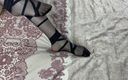 Gloria Gimson: Siyah çoraplı uzun güzellik bacakları harika nazik solo yatakta ayak fetişi...