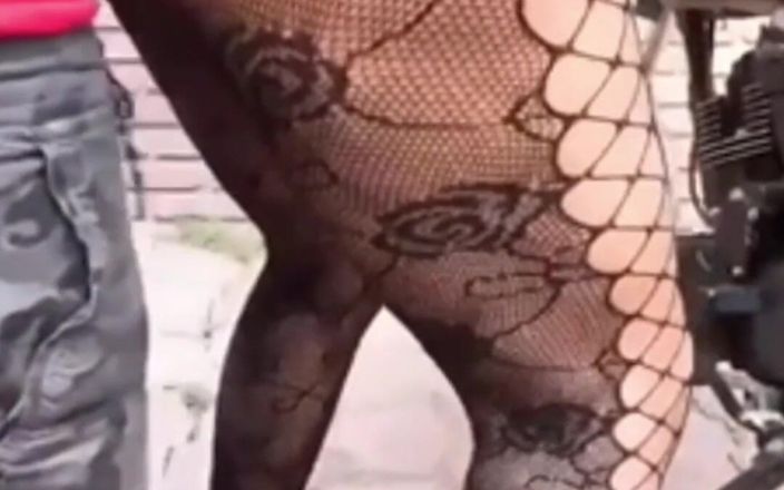 Barbietransxxxx: Nach einer sex-session mit diesem typen, der sehr weiß, wie...
