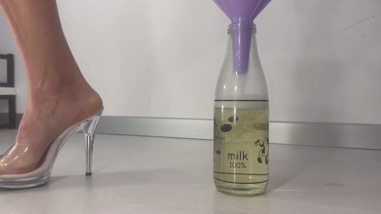 AnnaBUST: Я пісяю в пляшку через воронку