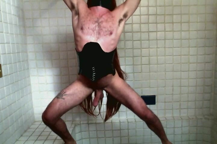 Demon Maniac 33: Langharige mietje in korset gebruikt gagbal in de badkamer