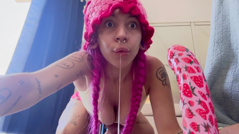 Nali Marie: La teen sbavata succhia un dildo in gola mentre viene...
