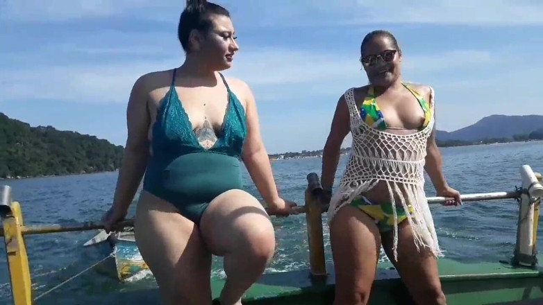 Paty Bumbum: Paty Butt ve üvey oğlu Agatha Ludovino ile herkesin içinde teknede...