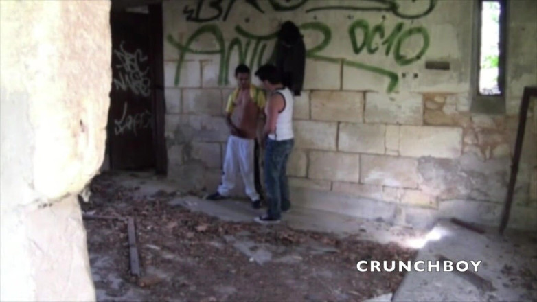 Crunch Boy: Młody latynoski zerżnięty przez prosto ciekawskiego araba na świeżym powietrzu