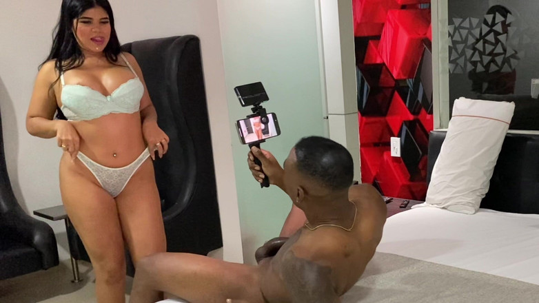 Rosxy Gutierrez: Багата брюнетка трахає незнайомця і змушує його ковтати її сквірт