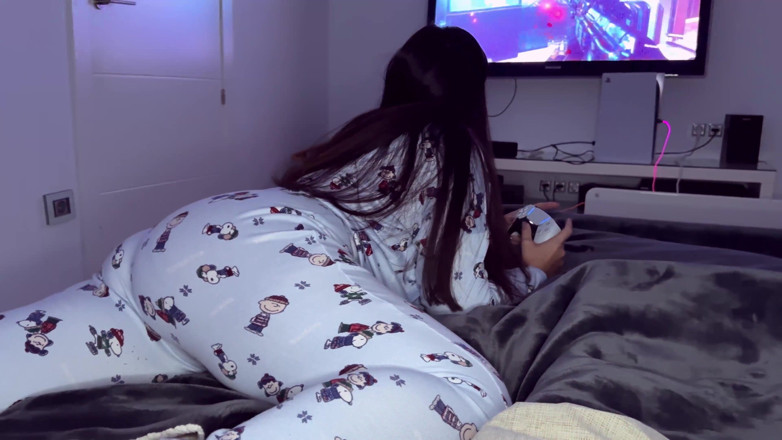 Pamsnusnu: Chơi game với chị kế kết thúc trong màn mạnh...
