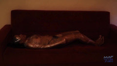 MAF fetish studio: Luana momifiée avec du film plastique et domination des pieds !