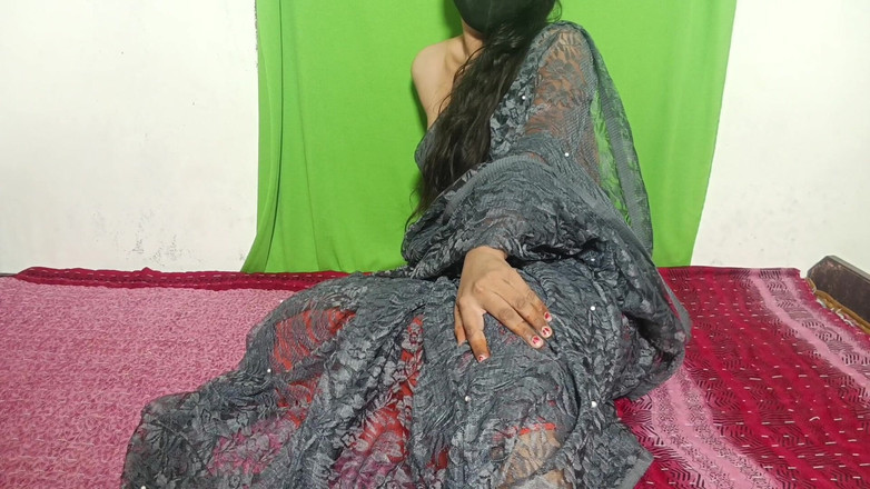 Hot_girl: Pas getrouwde Komal Bhabhi stript Saree in de badkamer, ze...