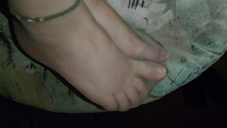 Carmen_Nylonjunge: Meine Füße in Feinstrumpfhose