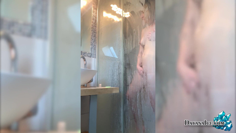 Dayana Ice: Nena de tetas naturales se masturba en la ducha