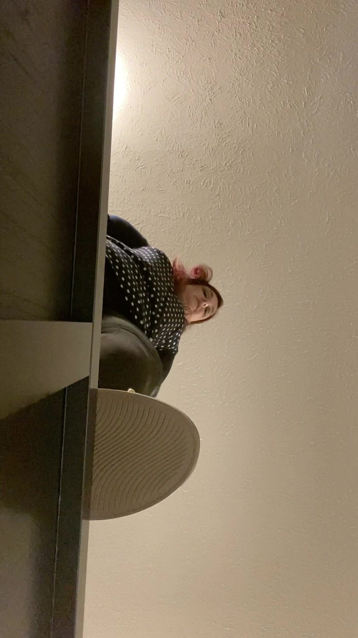 BellaBlast: Ledge'den sarkıyor - bu iri güzel kadın düşmen için parmaklarını ezecek...