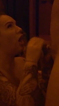 Německá pornohvězda Babe Kira Knight dostane gangbang ve swinger klubu P1