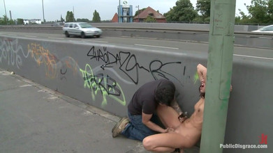 Public Disgrace by Kink: ヨーロッパの湯たんぽジャクリーンは全裸で裸足で路上に縛られている