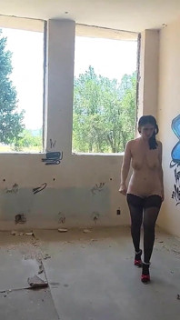 La piccola puttana si spoglia nell'edificio abbandonato