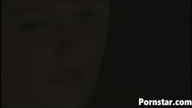 Pornstars: エロ妻Julia Ann官能的なクソとともに彼女の夫