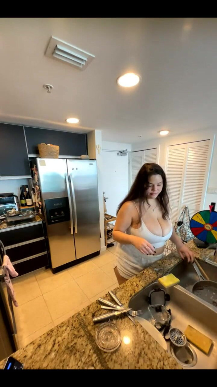 Dani Valentina: Dani Valentina와 함께하는 라이브 스트림