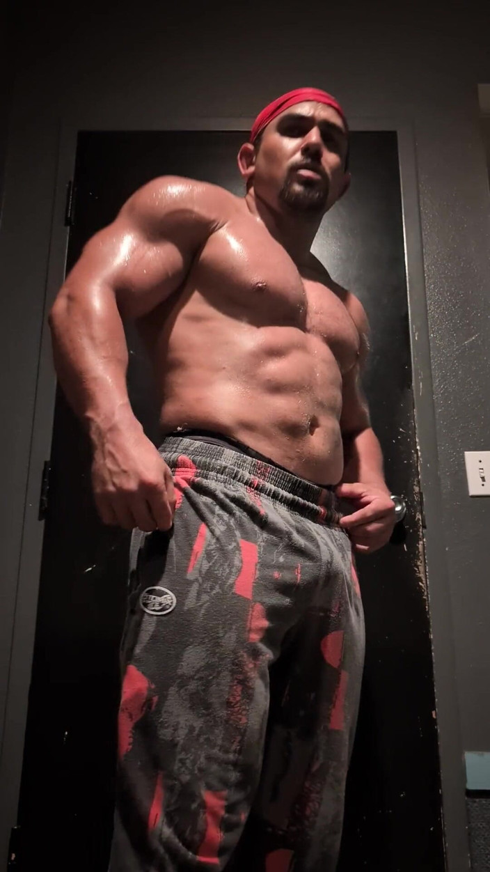 Benji Bastian: Heiße muskulöse bodybuilderin posiert und biegt sich nackt