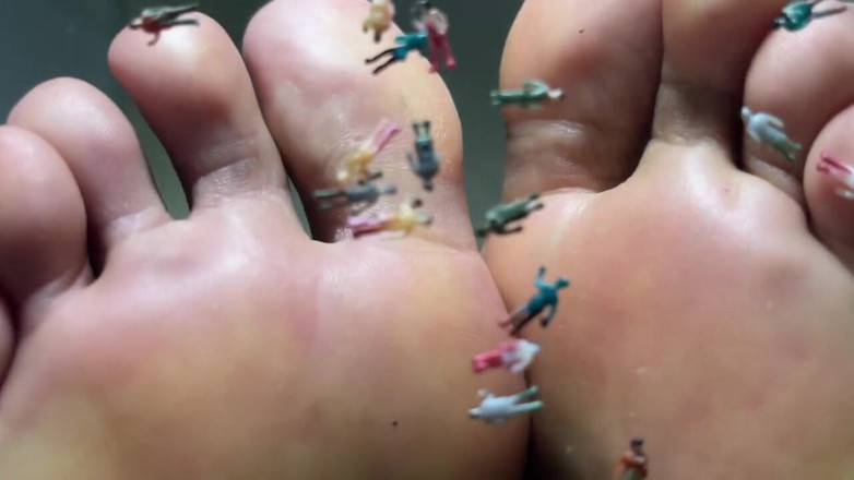 Pink Foxx: Pink Foxx Giantess Foot Play