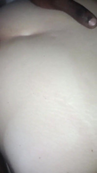 已婚的调皮荡妇，要求情人拍摄他用力操她