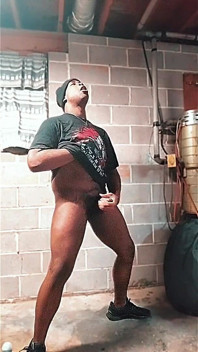 Sexy Jock Gamer acaricia polla gigante con amigos en la habitación de al lado