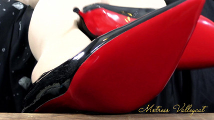 Mxtress Valleycat: Penzolante con scarpe griffato