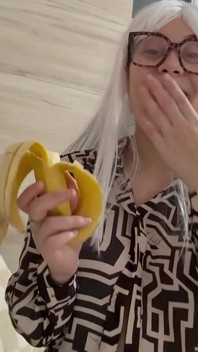 巨人の義理の妹が小さな義理の兄のプッツを食べる