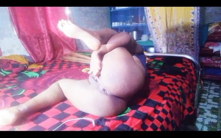 Sadia vabi: Sadia khoe lồn