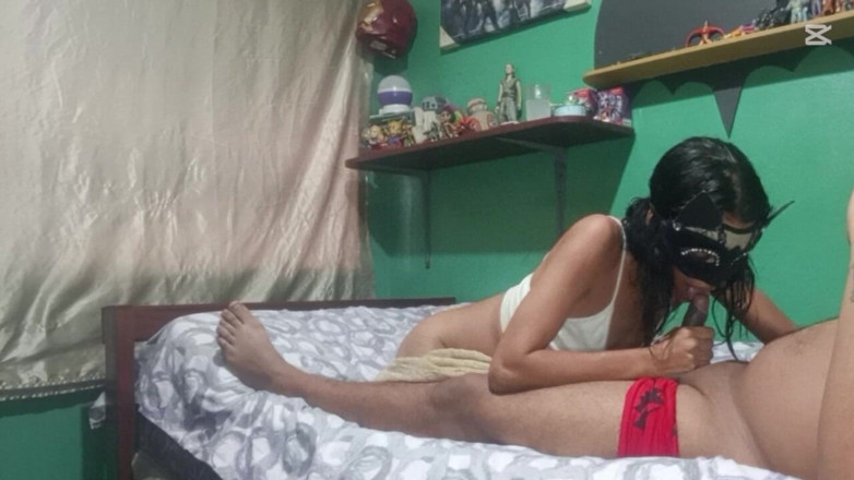 Skinnydanie21: Alla mia sorellastra piace davvero succhiare il cazzo.