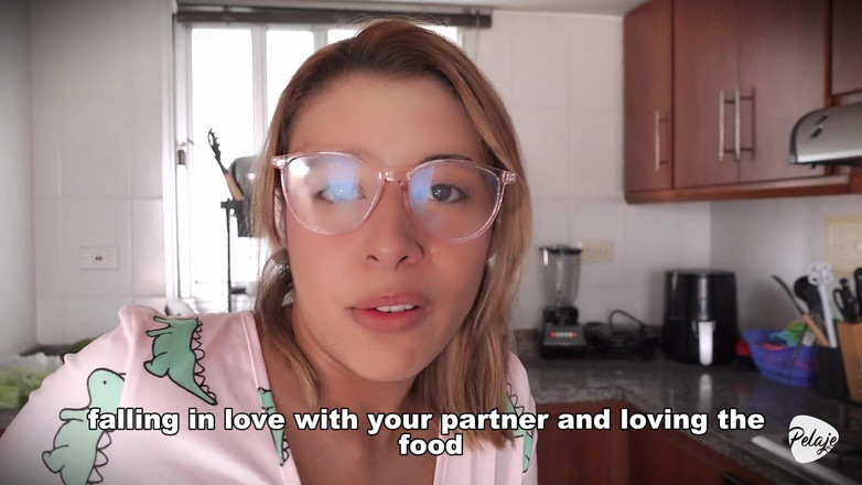 Pelaje mix: Pembantu rumah mengongkek sayur-sayuran. Dia memancut mani di dapur.