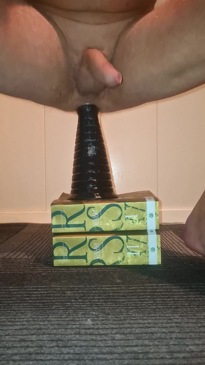 NoFace Twink X: Twink gay sexy își întinde curul și are parte de un vibrator anal...