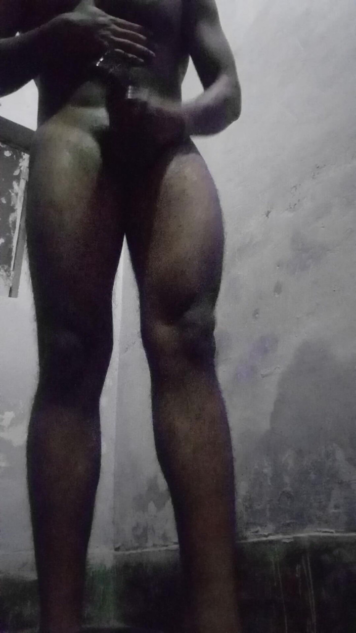 Raaz26d: 집에서 아무도 없는 동안 큰 자지에 기름을 싸고 자위하는 델리 덩어리 소년