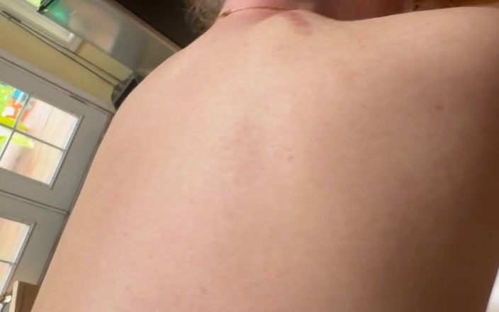Bonewizzard69: Bonemaiden bombshell isteri matang bergoyang pantatnya di dapur